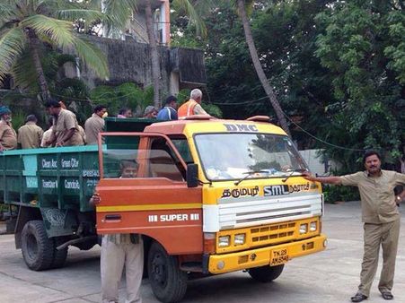 ராகவேந்திரா மண்டபத்தில் 1000 துப்புரவுப் பணியாளர்களுக்கு தங்குமிடம்.. ரஜினி ஏற்பாடு!