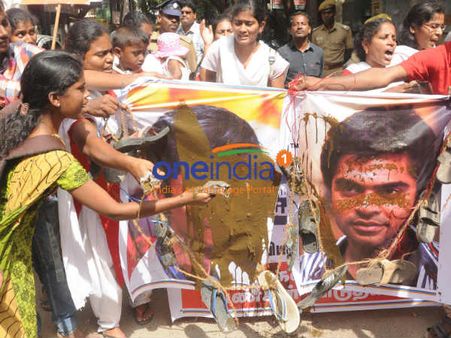 சிம்பு வீட்டு முன்பு இன்றும் பெண்கள் அமைப்பினர் போராட்டம்!