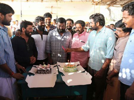 பிறந்த நாள் பார்ட்டியில் கெட்ட ஆட்டம் போட்ட விஜய் சேதுபதி...வீடியோ உங்களுக்காக