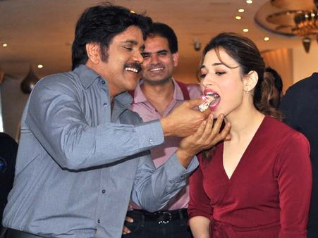 தோழா செட்டில் பிறந்த நாள் கொண்டாடிய தமன்னா!