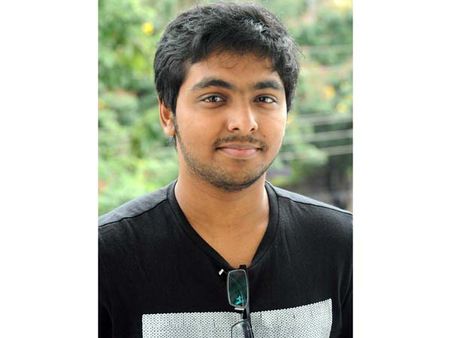 ஷ்ஷப்பா.... இந்த 'பென்சிலுக்கு' எம்ஜிஆர் பாட்டு 'இன்ட்ரோ சாங்'காம்!!