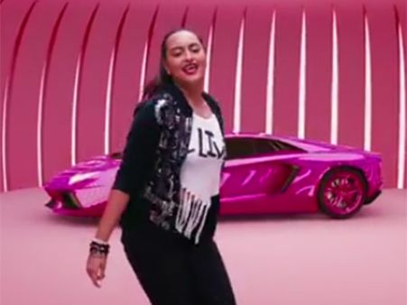 நாங்களும் பாடுவோம்ல: பாடகி அவதாரம் எடுத்த 'லேடி ரஜினி'