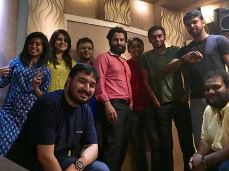 வருடக் கடைசியில் வெளியாகிறது 'இயக்குநர்' விக்ரமின் மழை, வெள்ளப் பாடல்!