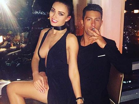 மேலாடை நழுவ... காதலருடன் கவர்ச்சியாக போஸ் கொடுத்த எமி ஜாக்சன்!