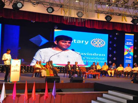 அதி நவீன முதலாளிகளுக்கு அடிமைகளாக இருக்கிறோம்! - கபிலன் வைரமுத்து பேச்சு