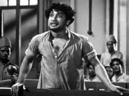 பராசக்தி வந்து 60 வருஷமாச்சி.. ஆனாலும் சிவாஜியை இந்த விஷயத்துல அடிச்சுக்க முடியலையே!