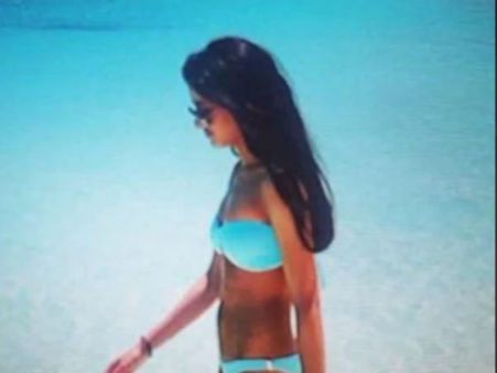 பிகினியில் அமிதாப் பேத்தி... இணைய தளங்களில் வைரல் வீடியோ