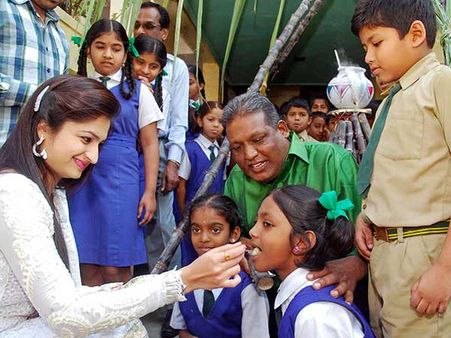 பள்ளி மாணவர்ளுக்கு உதவிய நடிகை ஷிவாணி