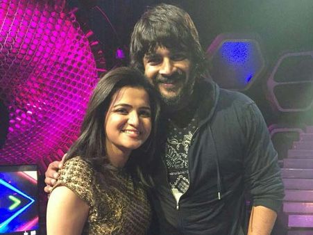 மாதவனுடன் பைக் ரைட் போன டிடி... எல்லாம் ஒரு விளம்பரம்!!