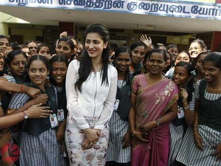 30 வது பிறந்தநாளை கண்பார்வையற்ற குழந்தைகளுடன் கொண்டாடிய சுருதிஹாசன்