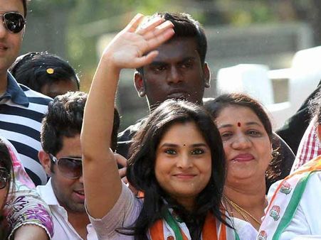 சொந்தக் கட்சினாலும் தப்பு தான்... அமைச்சருக்கு எதிராக கொடி பிடிக்கும் 'குத்து' ரம்யா