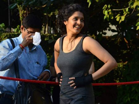 வெட்கப்பட கஷ்டப்பட்ட ரித்திகாசிங்...