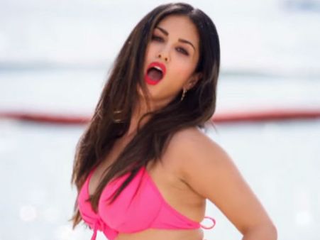 மஸ்திஜாதே படத்தில் கோவிலுக்குள் ஆணுறை விளம்பரம்: சன்னி லியோன் மீது போலீசில் புகார்