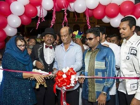 ரஜினி வரலாற்றிலேயே முதல் முறையாக.. ஒரு கடை திறப்பு விழா.. இங்கல்ல மலேசியாவில்!