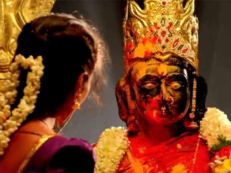 ஒரு பக்கம் மிரட்டும் பேய்... மறுபக்கம் பக்திக்கு “மகமாயி”!