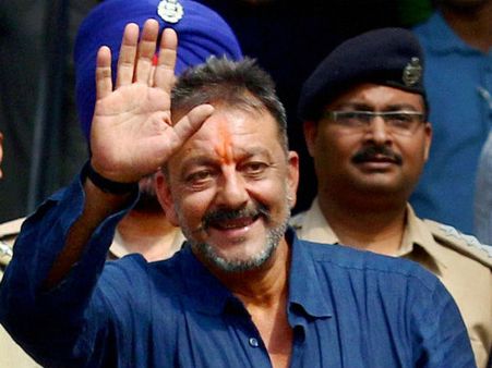 பாடிகார்டுகள், பிரமாண்ட பார்ட்டி: சஞ்சய் தத்தை ராஜா போன்று வரவேற்கும் சல்மான் கான்