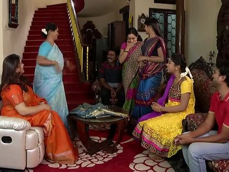 பகையாளி குடும்பத்தை உறவாடி கெடு... பாடம் நடத்தும் டிவி சீரியல்கள்