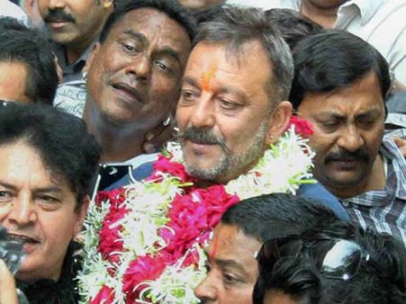 சிறையிலிருந்து வெளியான 4 மணி நேரத்தில், 4 படங்களைக் கைப்பற்றிய சஞ்சய் தத்