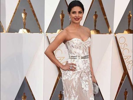 125 கோடி இந்தியர்களின் பிரதிநிதியாக... 80 லட்சம் நகைகளுடன் ஆஸ்கரில் ஜொலித்த பிரியங்கா!