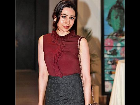 அம்மாவை விட்டு என்னை அறையச் சொன்னார்: கணவர் மீது நடிகை கரிஷ்மா புகார்