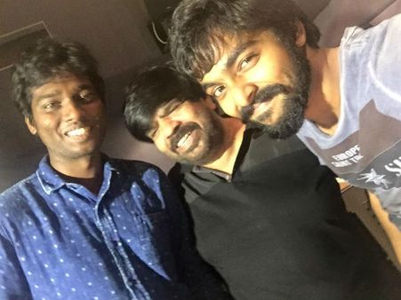 உயரத்துல கட்டித் தொங்க விட்டா அது 'உறி'.. டிஆர். அடிச்சு இறங்கிப் பாட்டுப் பாடினா அது 'தெறி'...!