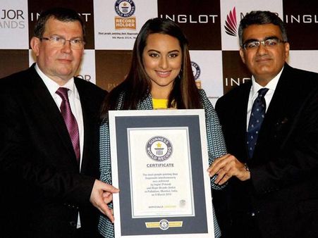 கின்னஸ் புத்தகத்தில் இடம் பிடித்த சோனாக்ஷி சின்ஹா: காரணத்தை கேட்காதீ்ங்க ப்ளீஸ்!