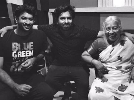 மகளிர் தினத்தில் சந்தோஷ் நாராயணின் அம்மா பாடகியானார்.. அவர் சந்தோஷமானார்!