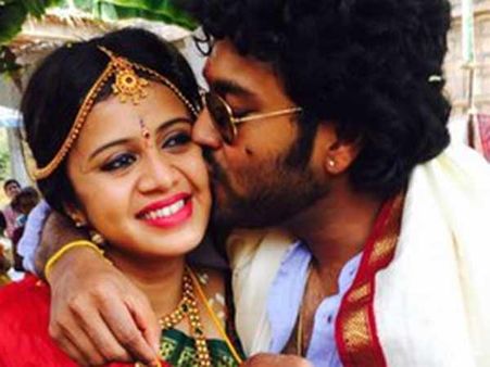 'கயல்' சந்திரனை மணந்து திருமதியானார் விஜே அஞ்சனா