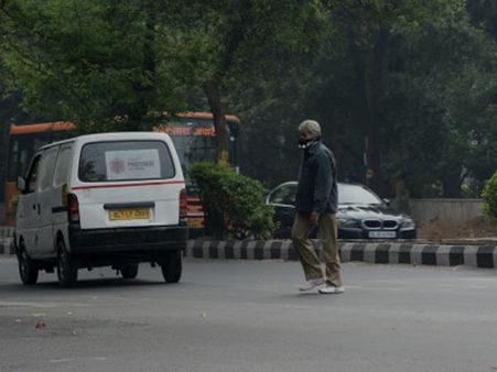 டெல்லியின் பிசியான சாலைகளில் ஜாலியாக நடந்த அமிதாப்: ஒரு புள்ளைக்கும் அடையாளம் தெரியலையே!