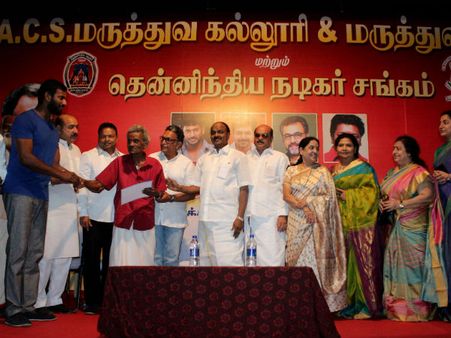 நடிக, நடிகையருக்கு இலவச சிகிச்சைக்கான அடையாள அட்டைகளை நடிகர் சங்கம் வழங்கியது