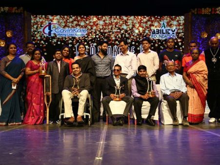 மாற்றுத் திறனாளிகளைப் பாராட்டி விருதுகளை வழங்கிய விக்ரம், ரேவதி