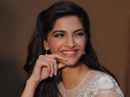 ஹீரோ இல்லாமல் 100 கோடி கிளப்பில் நுழைந்த சோனம் கபூர்.. வாயைப் பிளக்கும் பாலிவுட் !