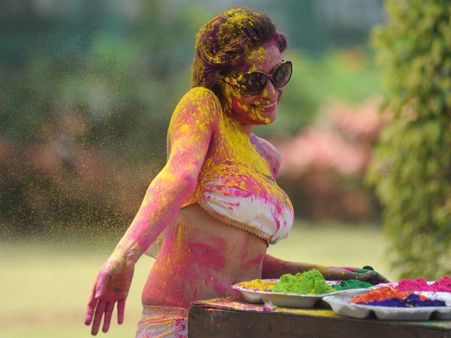 'ட்ரை' ஹோலி கொண்டாடிய நடிகை: நல்லா தேடுறாங்கய்யா விளம்பரம்!