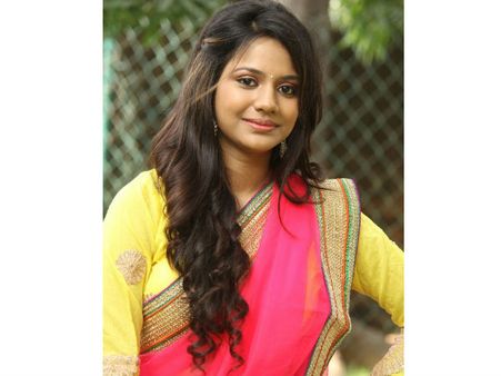 சொல்லாமல் கொள்ளாமல் கம்பி நீட்டிய ஹீரோயின்... பர்த்டே கேக்குடன் காத்திருந்த தயாரிப்பாளர்!