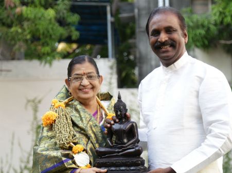 கின்னஸ் சாதனை படைத்த பாடகி சுசீலாவுக்கு புத்தர் சிலை பரிசளித்த வைரமுத்து