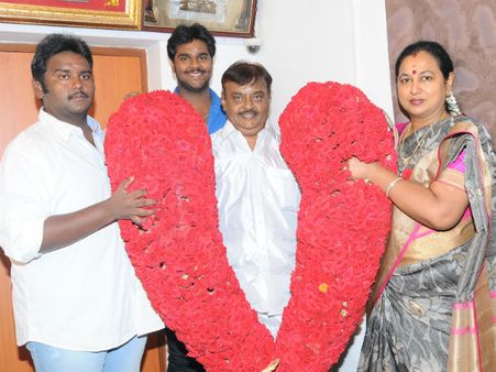 விஜயகாந்துக்கு மாலைபோட்டு அமைதியாக பிறந்த நாள் கொண்டாடிய சண்முகப் பாண்டியன்!