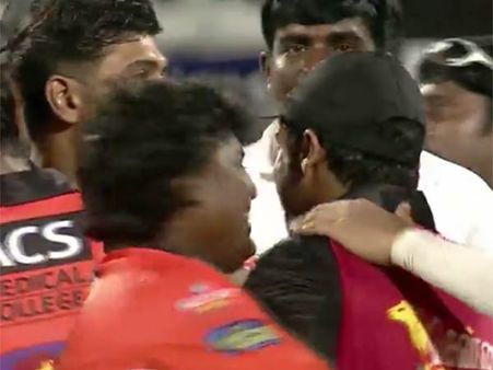 நட்சத்திரக் கிரிகெட் பார்க்க வந்த கூட்டம் குறைவுதான்... ஆனாலும்!