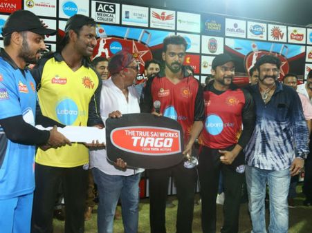 'அடடா.. இவங்க கிரிக்கெட் பாக்கத்தான் லாயக்கு.. விளையாட அல்ல!'