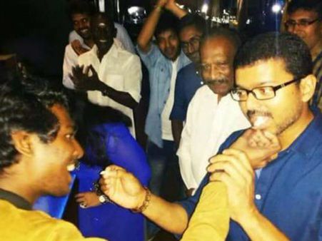 தெறி வெற்றியை கேக் வெட்டிக் கொண்டாடிய விஜய்!