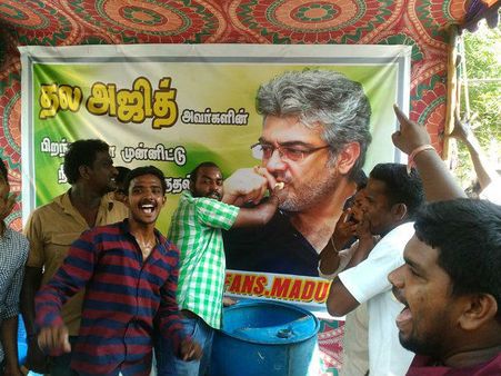 பாசக்கார பயபுள்ளைக: கேக் வெட்டி அஜீத் பேனருக்கு ஊட்டிவிட்ட மதுரை ரசிகர்கள்