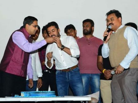 '24' வெற்றியை ரசிகர்களுடன் கேக் வெட்டிக் கொண்டாடிய சூர்யா