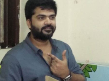 மாற்றம் எதற்கு தேவை? எல்லாம் நல்லாத் தானே இருக்கு: வாக்களித்த சிம்பு கேள்வி