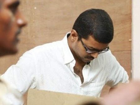 ஓட்டு இயந்திரம் முன் அப்படி என்னதான் யோசித்திருப்பார் விஜய்?