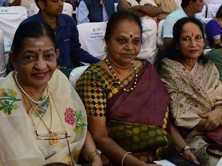 ஜெ. பதவியேற்பு விழாவில் பங்கேற்ற பி.சுசீலா, வாணி ஜெயராம்: விஷால், நாசரும் ஆஜர்!