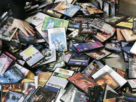 ஒரு லட்சம் புதுப்பட டிவிடிகள் பறிமுதல்... நடிகர் சங்கத்தின் வேட்டை!