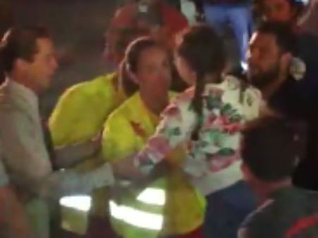 குட்டி ரசிகையை காப்பாற்றிய பிராட் பிட்... வைரலாகும் வீடியோ