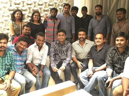 24 'வெற்றி'யை சூர்யாவுடன் கொண்டாடிய ஏ ஆர் ரஹ்மான்!