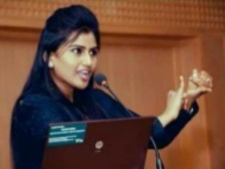 இறைவி படவிழாவில் என்னை ராதாரவி திட்டியது சரியா?...குமுறும் தொகுப்பாளினி