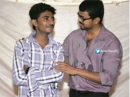 பார்வையை இழந்து வரும் கேரள ரசிகருக்கு... நேரில் ஆறுதல் கூறிய விஜய்!