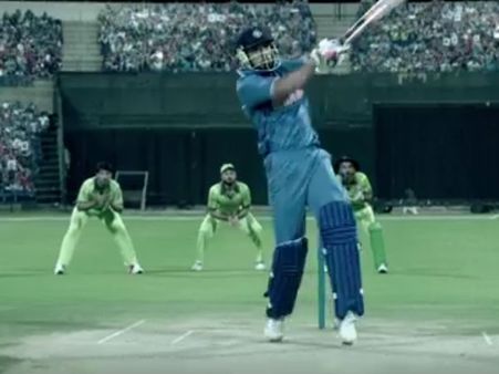 இந்தியா-பாக். போட்டிக்கு முன்பு 'கடத்தப்பட்ட' கோஹ்லி: வீடியோ இதோ